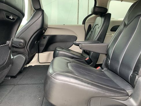 Used 2023 Chrysler Pacifica Touring-L FWD image 22