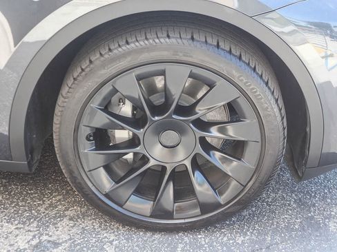 Used 2024 Tesla Model Y Long Range AWD/4WD image 12