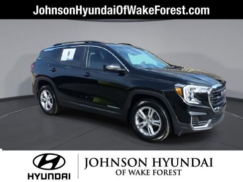 Used 2023 GMC Terrain SLE w/ Driver Convenience Package image 2