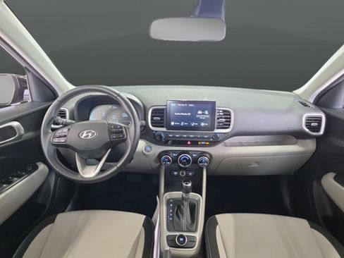Certified 2025 Hyundai Venue SEL FWD image 11