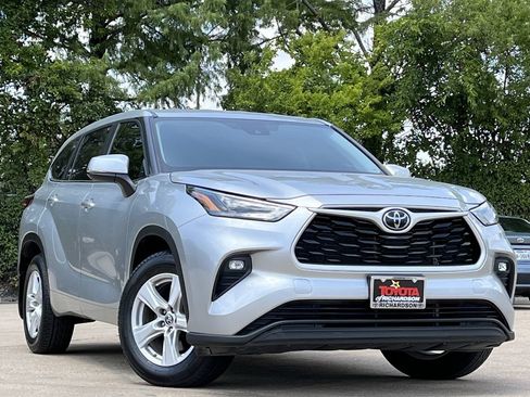 Used 2023 Toyota Highlander LE AWD/4WD image 2