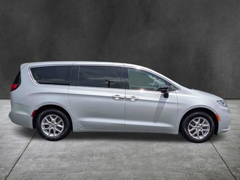 Used 2024 Chrysler Pacifica Touring-L FWD image 3
