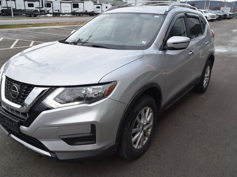 Used 2018 Nissan Rogue SV image 2