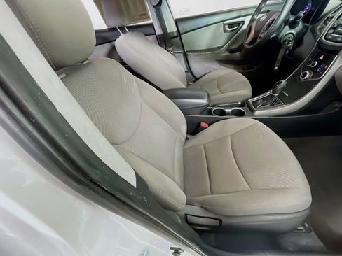 Used 2015 Hyundai Elantra SE image 25