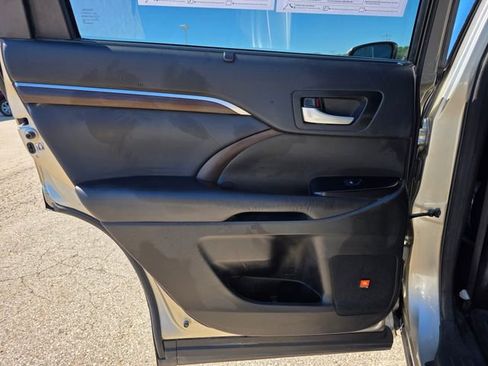 Used 2014 Toyota Highlander Limited Platinum AWD/4WD image 33