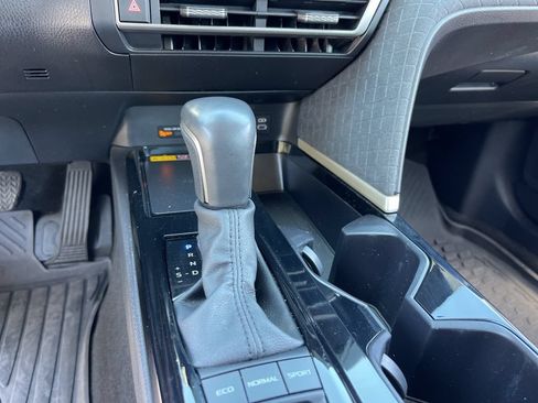 Used 2025 Toyota Camry XLE FWD image 14