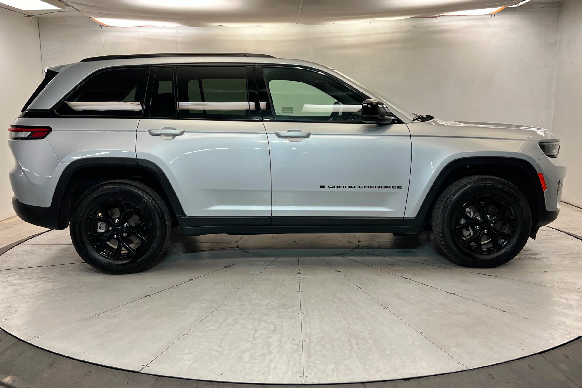 Used 2025 Jeep Grand Cherokee Altitude AWD/4WD image 7