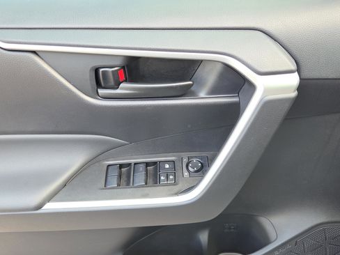 Certified 2025 Toyota RAV4 LE FWD image 17