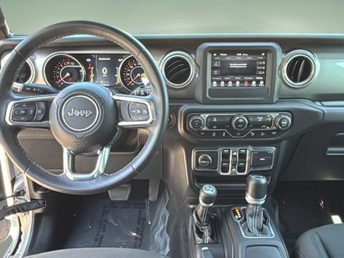 Used 2018 Jeep Wrangler Unlimited Sahara AWD/4WD image 9