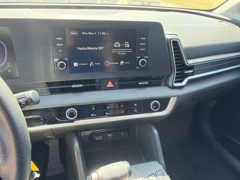 Used 2025 Kia Sportage LX FWD image 28