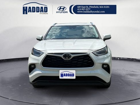 Used 2021 Toyota Highlander XLE AWD/4WD image 8