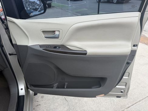 Used 2016 Toyota Sienna XLE w/ XLE Navigation Package image 22