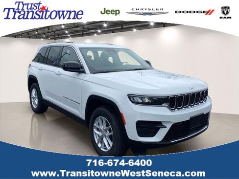 Used 2023 Jeep Grand Cherokee Laredo AWD/4WD image 1