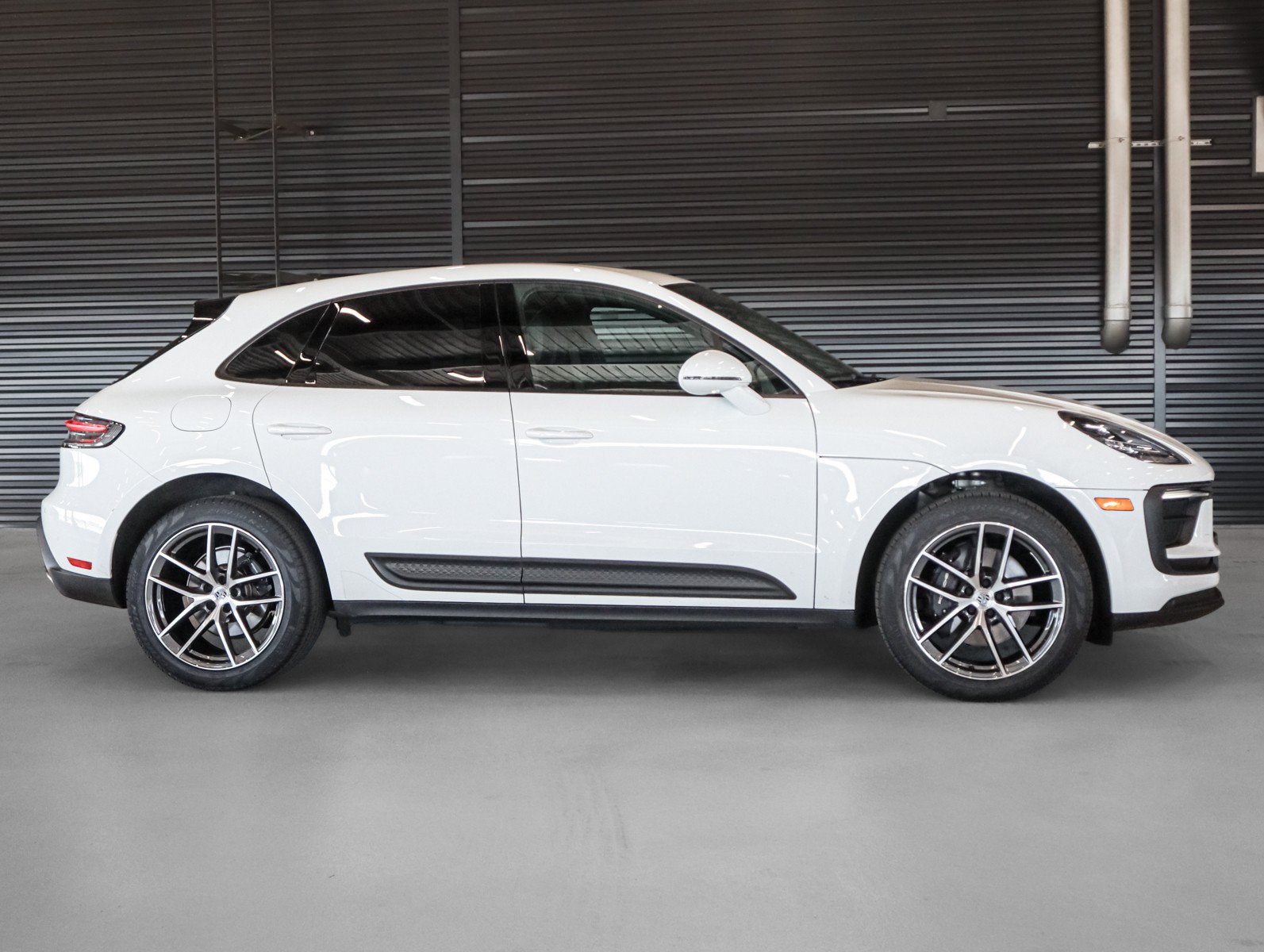 Certified 2024 Porsche Macan AWD/4WD image 11