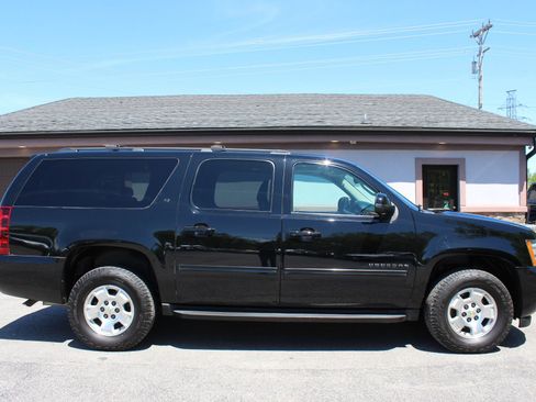 Used 2014 Chevrolet Suburban LT AWD/4WD image 3