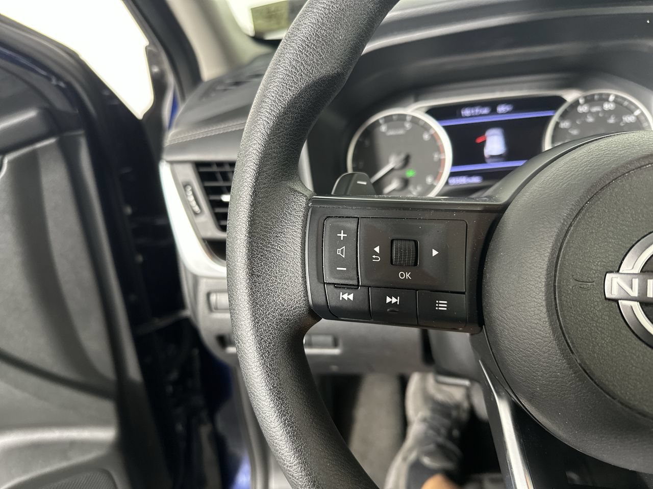 Used 2024 Nissan Rogue SV AWD/4WD image 6