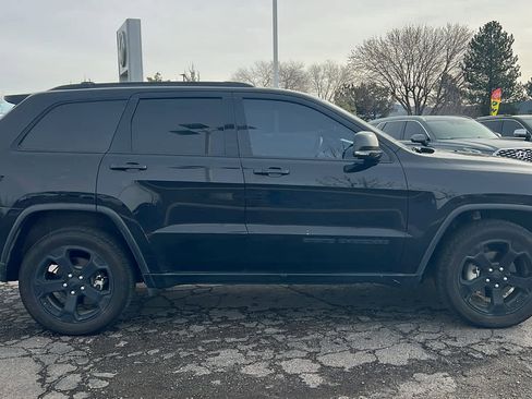 Used 2020 Jeep Grand Cherokee Laredo image 4