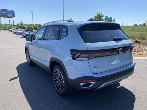 New 2026 Volkswagen Taos SE FWD image 5