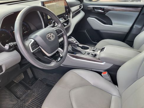 Used 2023 Toyota Highlander Limited image 7