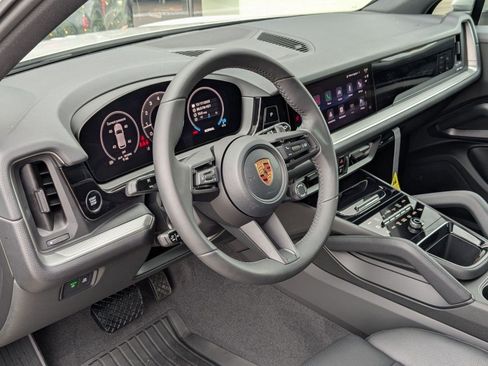 Certified 2026 Porsche Cayenne AWD/4WD image 4