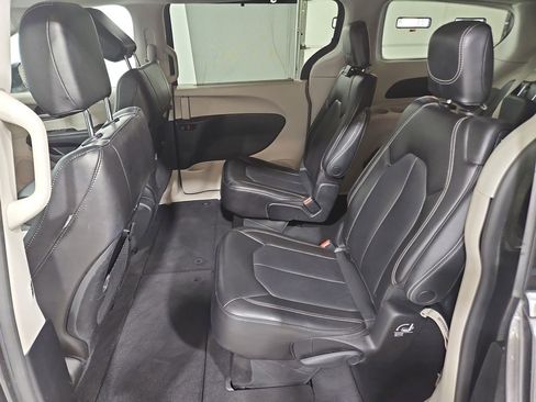Used 2023 Chrysler Pacifica Touring-L FWD image 24