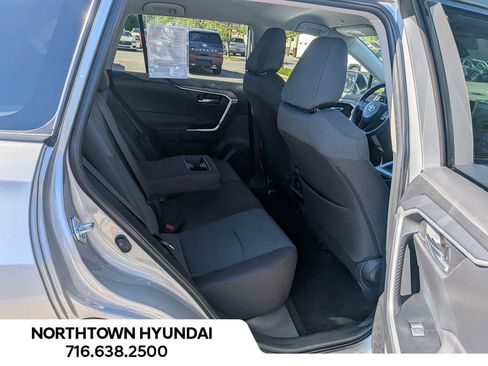 Used 2025 Toyota RAV4 XLE AWD/4WD image 32
