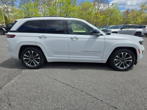 Used 2022 Jeep Grand Cherokee Overland w/ Luxury Tech Group IV AWD/4WD image 3