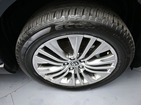 Used 2024 Toyota Venza Limited image 13