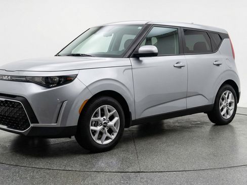 Used 2025 Kia Soul LX w/ LX Technology Package FWD image 3