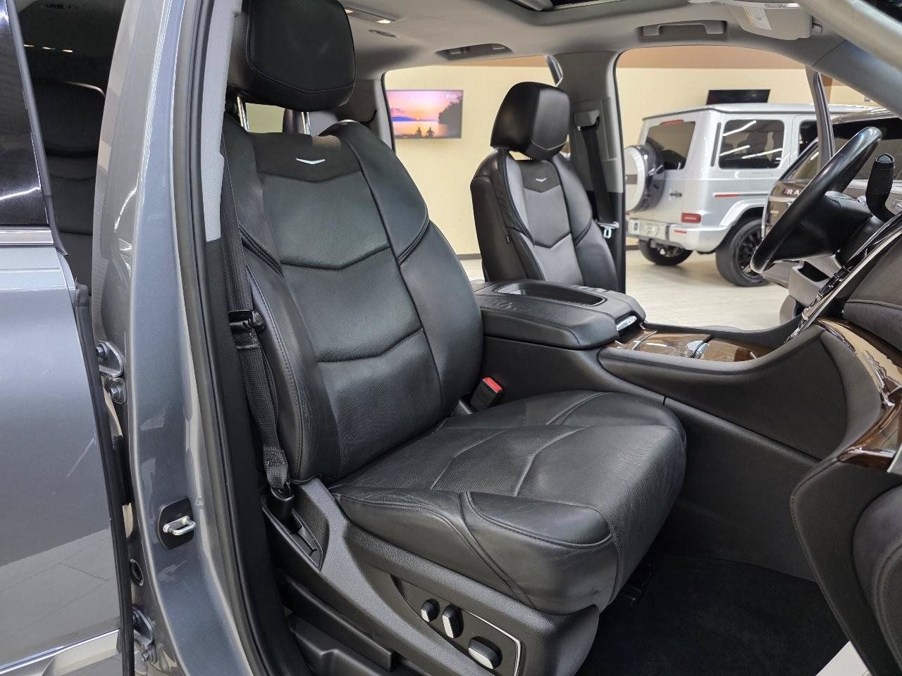 Used 2018 Cadillac Escalade ESV Luxury RWD image 21