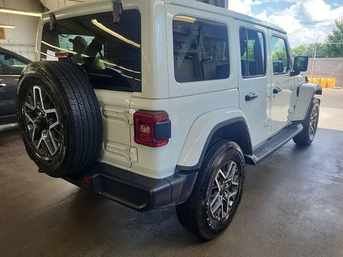 Used 2026 Jeep Wrangler Unlimited Sahara AWD/4WD image 8