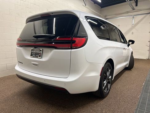 New 2026 Chrysler Pacifica Select FWD image 2