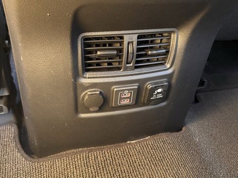 Used 2024 Nissan Titan SV w/ SV Convenience Package image 17