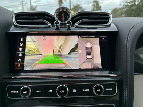 Used 2021 Bentley Bentayga image 36