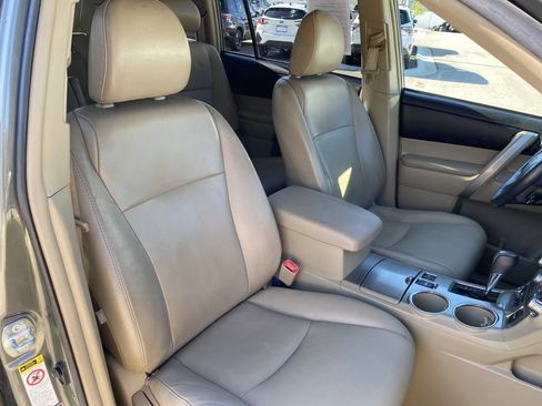 Used 2012 Toyota Highlander SE w/ Tow Pkg image 22