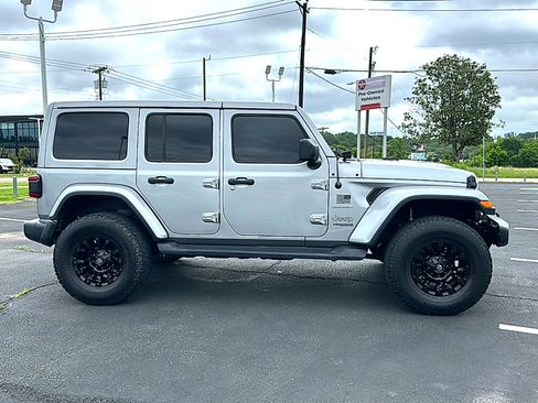 Used 2018 Jeep Wrangler Unlimited Sahara AWD/4WD image 9