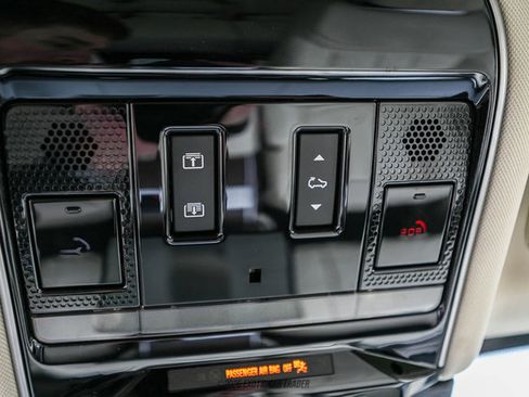 Used 2025 Land Rover Range Rover SE image 47