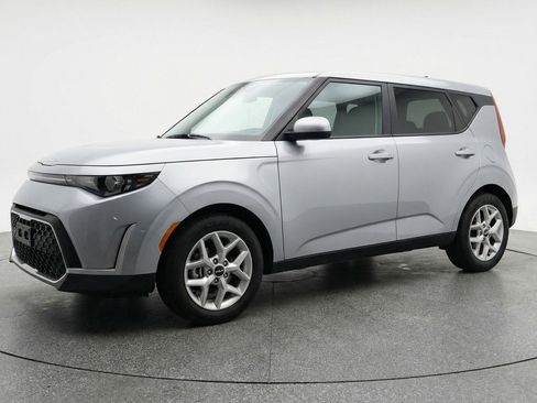 Used 2025 Kia Soul LX w/ LX Technology Package image 3