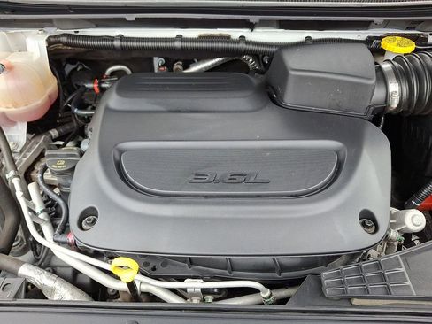 Used 2023 Chrysler Pacifica Touring-L image 30