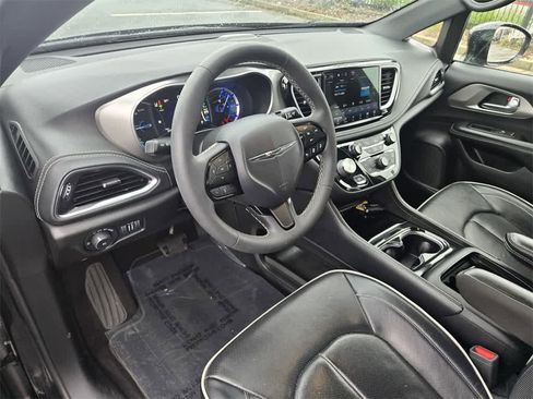 Used 2022 Chrysler Pacifica Limited w/ Uconnect Theater Family Group image 11