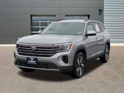 Certified 2025 Volkswagen Atlas SE image 3