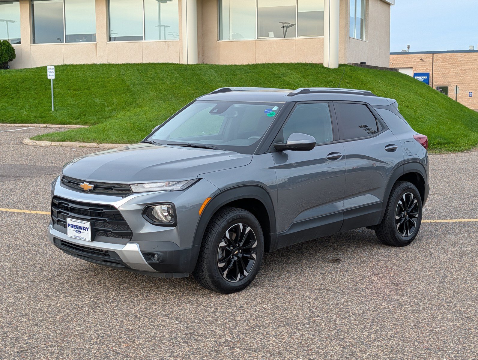 Used 2021 Chevrolet TrailBlazer LT w/ Convenience Package AWD/4WD image 1