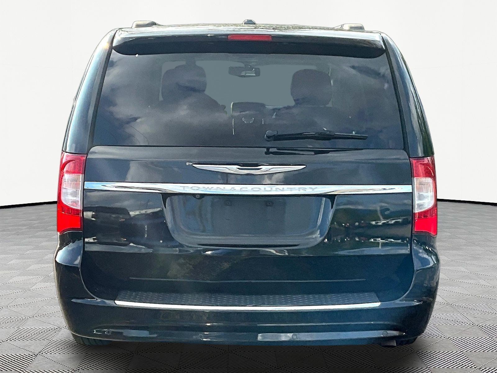 Used 2015 Chrysler Town & Country Touring-L w/ Driver Convenience Group FWD image 5