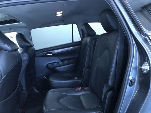 Used 2021 Toyota Highlander Limited image 19