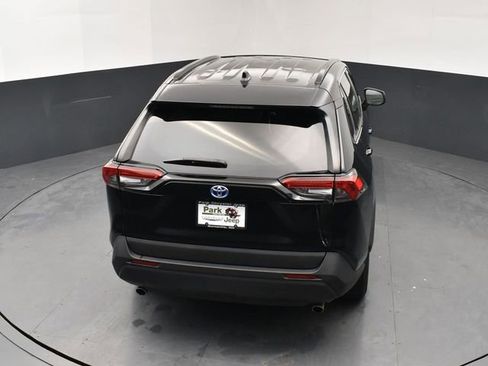 Used 2021 Toyota RAV4 LE AWD/4WD image 17