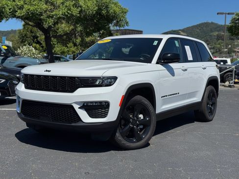 Used 2025 Jeep Grand Cherokee Limited w/ Black Appearance Package AWD/4WD image 2