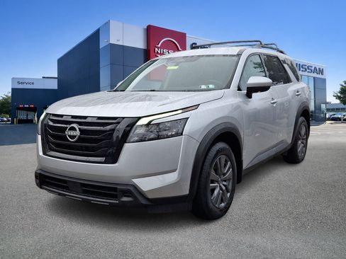 Certified 2024 Nissan Pathfinder SV w/ Black Appearance Package AWD/4WD image 3