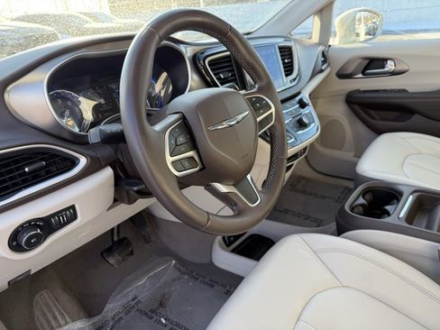 Certified 2017 Chrysler Pacifica Touring-L image 15