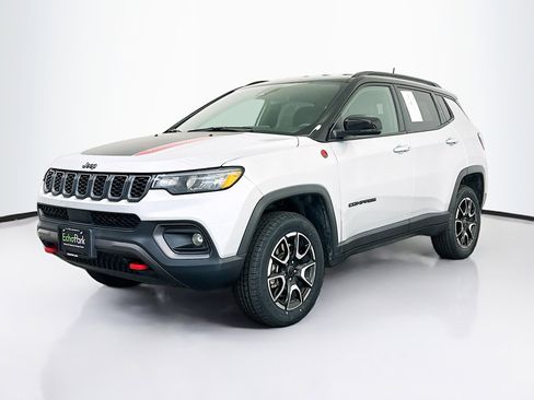 Used 2025 Jeep Compass Trailhawk AWD/4WD image 3