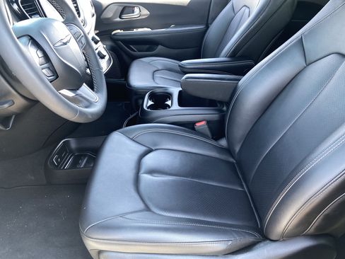 Used 2025 Chrysler Voyager LX FWD image 20